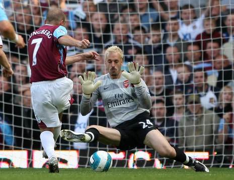 Fredrik Ljungberg, West Ham slår bollen förbi Manuel