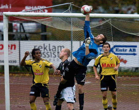 Joel Ringström boxar bort bollen