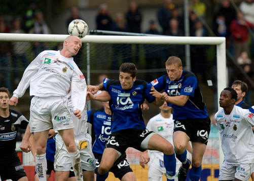 Thomas Hedlund nickar undan framför Ajsel Kujovic och