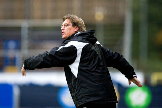 Per Olsson, tränare, Gefle, dirigerar sina mannar