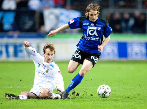 Hjalmar Öhagen glider förbi Tomasz Stolpa