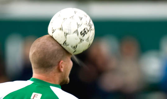 Dåligt pumpad boll landar på huvudet. Nick. Boll