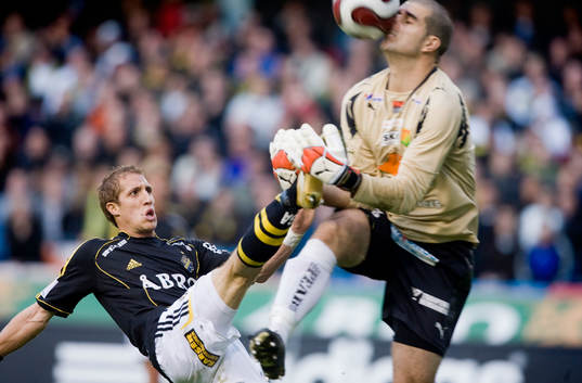 Kenny Pavey, AIK, sparkar upp bollen i ansiktet på Dime