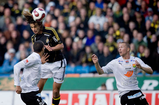 Ivan Obolo, AIK, hoppar upp före Bobbie Friberg da Cruz