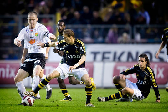 Fredrik Lundgren, GAIS, håller undan för Kenny Pavey, AIK