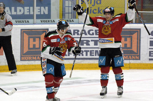 Moras Ivan Huml har gett  Mora ledningen med 1-0 och jublar