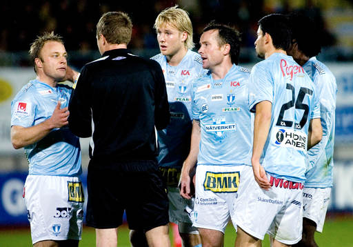 MFF i en av många diskutioner med domaren