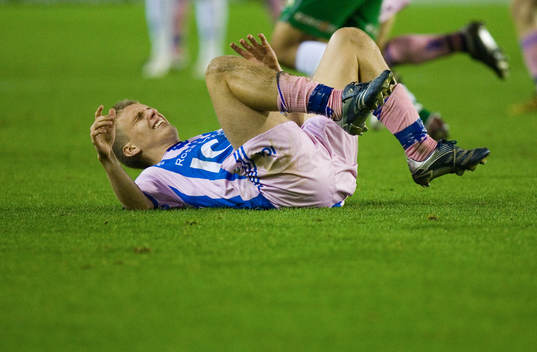 Niclas Alexandersson skadad. Skada, smärta