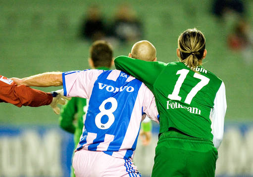 Erkan Zengin tar nacksving på Thomas Olsson