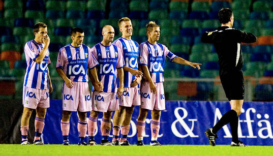 Mur, försvar. Fr v, Tobias Hysén, Eldin Karisik, Thomas