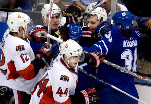 Många spelare på trång yta, NHL i ett nötskal,
