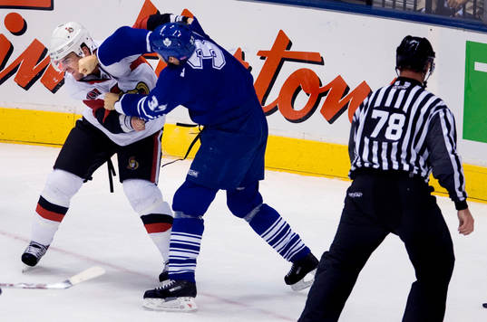 Wade Redden, Ottawa, får stryk av Bates Battaglia,