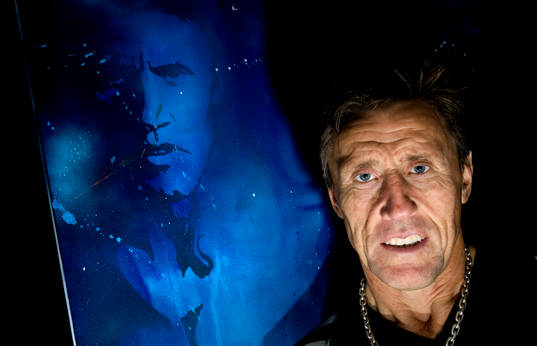 Börje Salming framför graffitimålningar målade av Johan