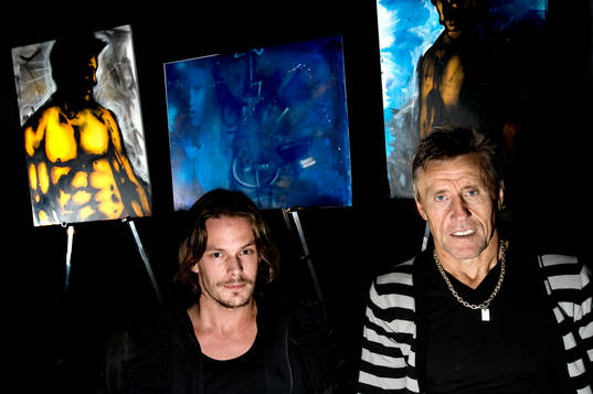 Börje Salming framför graffitimålningar målade av Johan