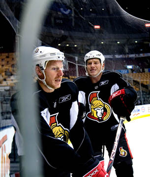 Daniel Alfredsson tacklas av Chris Neill, Ottawa Senators