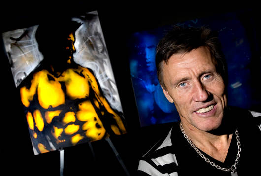Börje Salming framför graffitimålningar målade av Johan