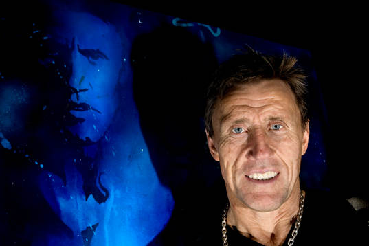 Börje Salming framför graffitimålningar målade av Johan