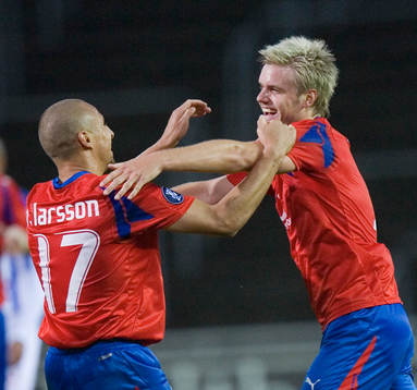 2-0 Andreas Dahl, som grattas av 1-0 skytten Henrik Larsson