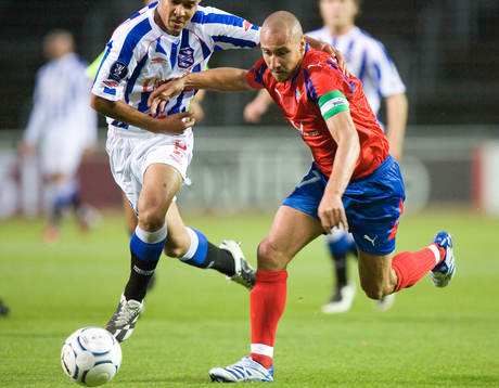 Henrik Larsson omfamnas