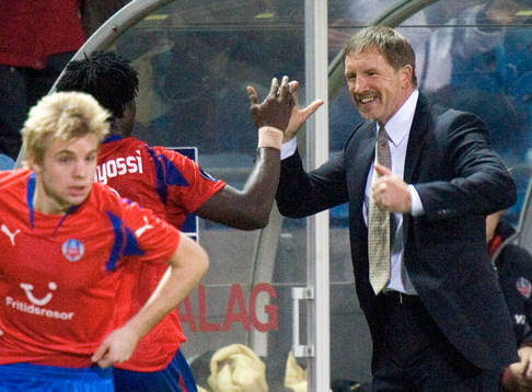 Stuart Baxter tackar 2-målsskytten Razak Omotoyossi när