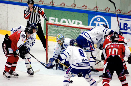 Hårda fighter framför mål