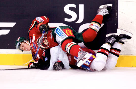 Mikael Johansson, Frölunda ramlar över Per Hallin,
