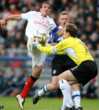 Rafael van der Vaart och Radim Kucera, målvakt