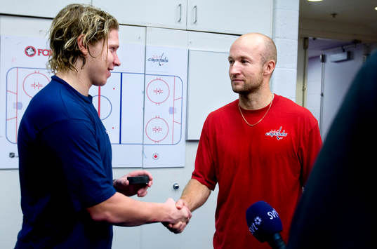 Michael Nylander ger Nicklas Bäckström pucken som var