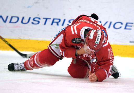 Sanny Lindström, Timrå fick en otäck smäll på halsen