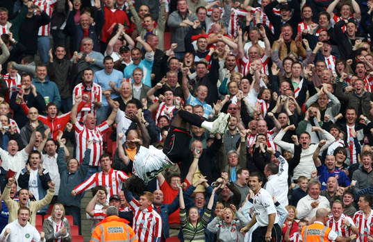 Kenwyne Jones, Sunderland, gör en volt för publiken