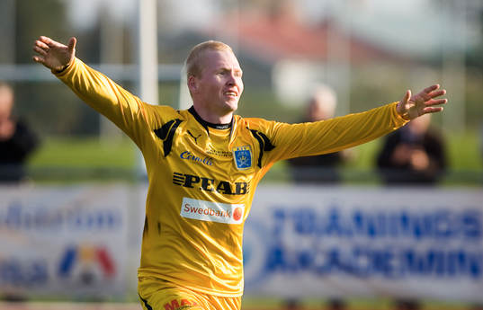 Ängelholm klara för superettan. tvåmålskytten Mattias