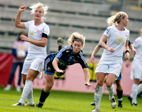 Anna Hall, Djurgården trycks ner mellan Nilla Fischer och