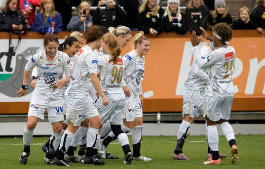 Marta och Umeå firar 1-0. Jubel, glädje