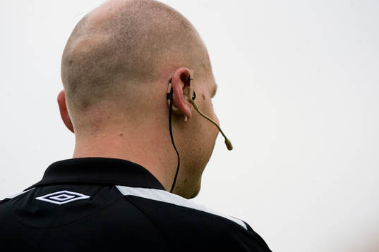 Domare, assisterande domare, headset för kommunikation med