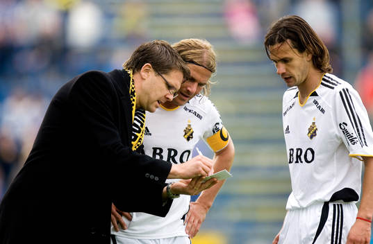 Rikard Norling, tränare, AIK, ger order till spelare,