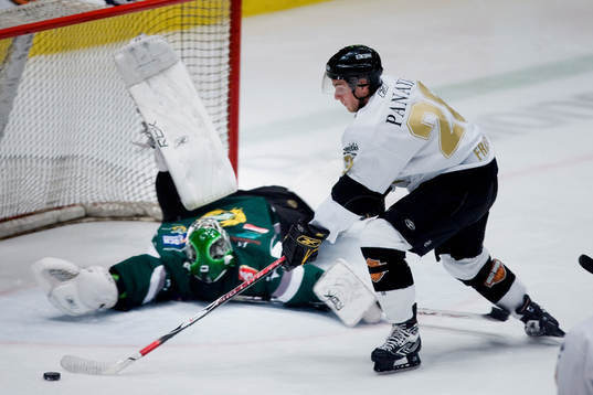 Henrik Karlsson, Målvakt, Hammarby, snurrar runt för att