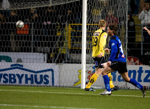 Dusan Djuric, Halmstad, har tryckt in Halmstads mål
