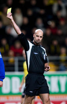 Stefan Johannesson, domare, gult kort