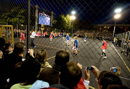 Zlatan Ibrahimovic inviger "Zlatan Court" och tänder