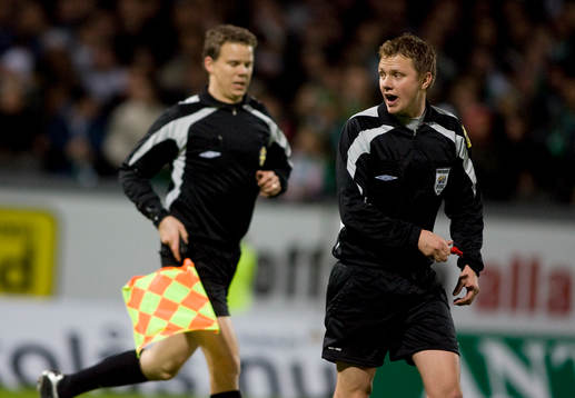 Linjedomaren Daniel Wärnmark och Markus Strömbergsson,