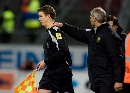 Linjedomaren Daniel Wärnmark och Lars Eriksson, målvakt,