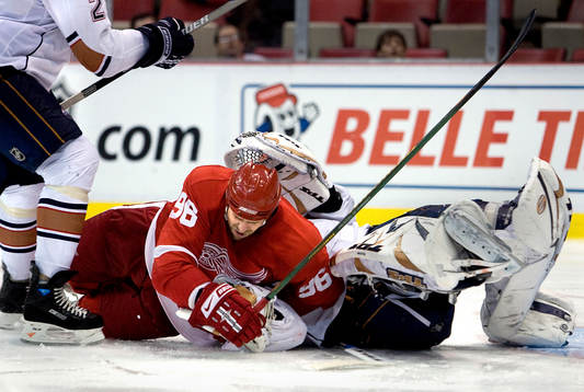 Tomas Holmström, Detroit, har precis kört över Dwayne