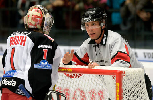 Jhonas Enroth, målvakt Södertälje talar med domare Ulf