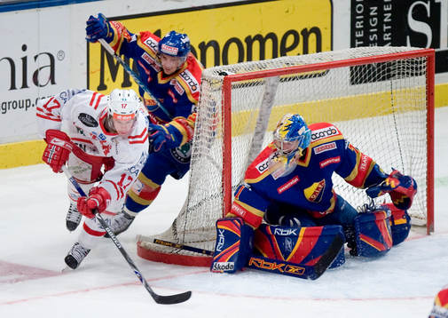 Johan Andersson, Timrå, smyger runt bakom Daniel Larsson,