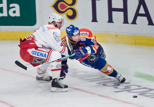 Robin Jonsson, Timrå, håller undan Jimmie Ölvestad,
