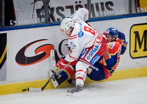 Sanny Lindström, Timrå, trycker till Christian Eklund,