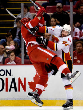 Pavel Datsyuk, Detroit, bjuds på en tackling av  Rhett