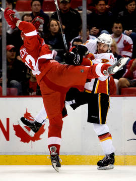 Pavel Datsyuk, Detroit, bjuds på en tackling av  Rhett