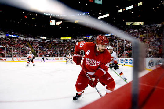 Henrik Zetterberg, Detroit, tacklas av Dion Phaneuf,