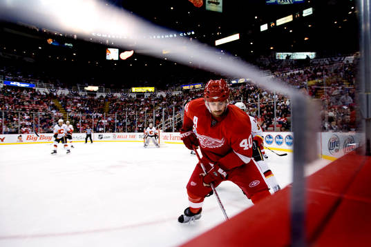 Henrik Zetterberg, Detroit, tacklas av Dion Phaneuf,